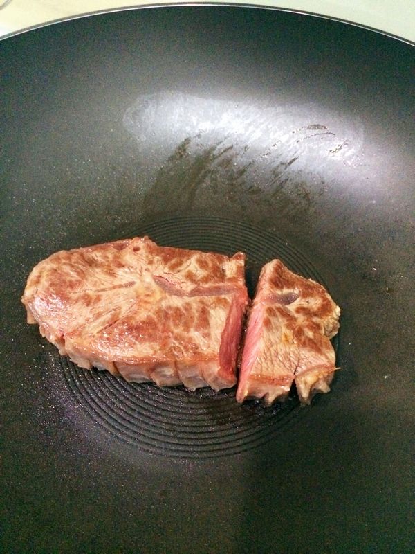 2分鐘後取出肉塊，將肉塊切開，但不要切斷，接著把切開面朝下，蓋上蓋子再悶煎2分鐘