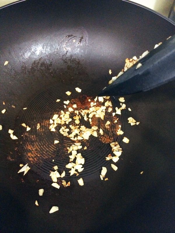 將蒜末倒入鍋內，利用剛剛牛排本身的油脂，把蒜末炒出微微的焦酥，切記不要太焦，以免口感偏苦