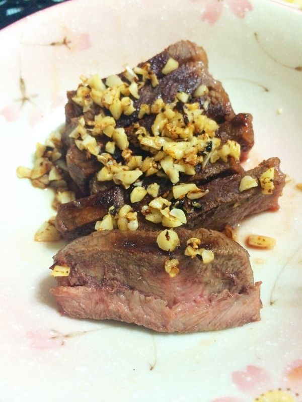 灑於牛排上即可吃到香蒜煎牛排