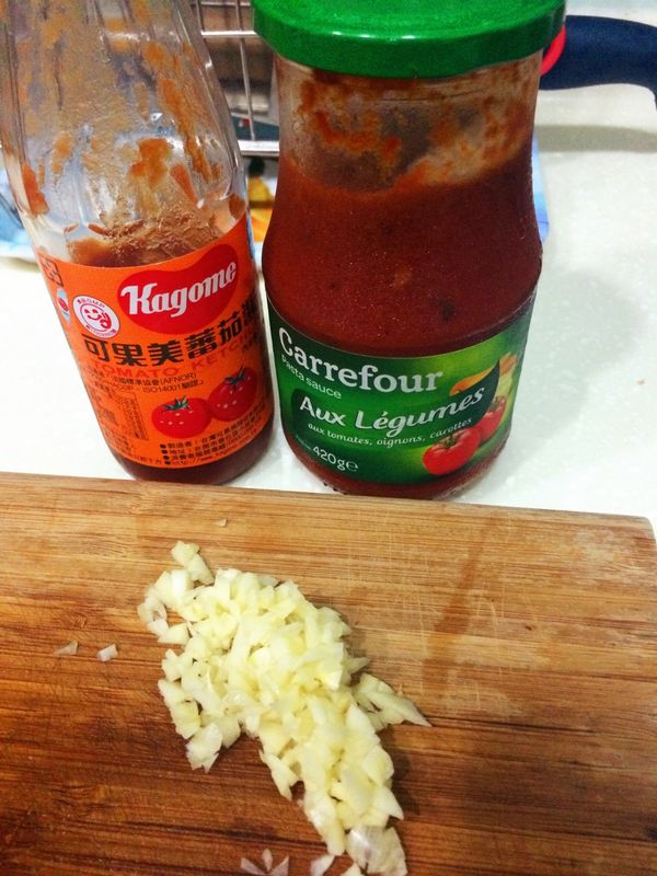 口味隨時可以變化，想吃蘑菇醬可以將蒜末炒香後加入義大利麵醬與番茄醬即可