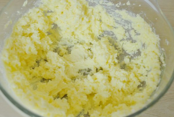 用電動打蛋器先打發奶油至淡黃色，乳霜狀，然後下糖拌勻