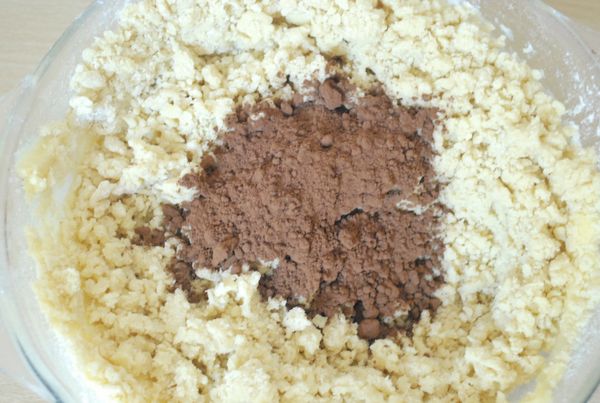 下雞蛋拌勻，然後篩入麵粉，鹽，可可粉及發粉，拌勻