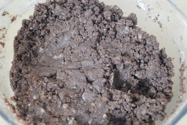 再用手將麵團堆成完整的麵團，分成三份，分別用保鮮膜包好。放入冰箱一個小時