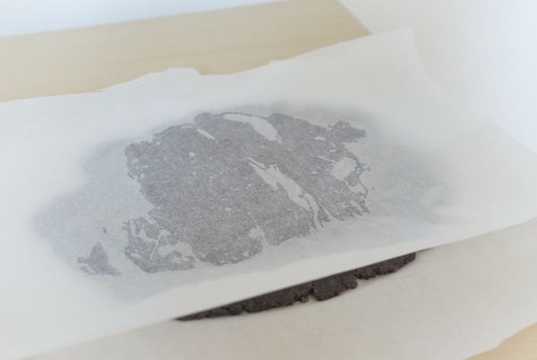 將其中一份麵團放在兩張烘焙紙中間，然後用擀麵棒擀成約1/2公分左右厚，印出自己喜歡的圖形（因麵團較黏，用烘焙紙隔著較容易擀）