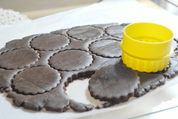 將餅乾放在鋪有烘焙紙的烤盤上，放入預熱170度烤箱，烤約8至10分鐘，餅乾中間硬，周邊仍是軟身的便可。把烤盤拿出，靜置五分鐘，然後才將餅乾放在涼架上待涼