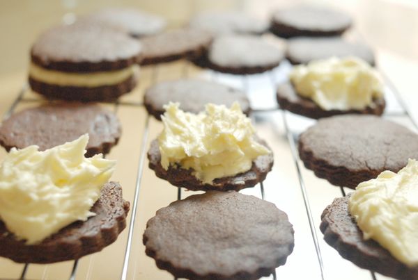 待餅乾完全待涼後，加上奶油霜，然後用蓋上另一塊餅乾便成