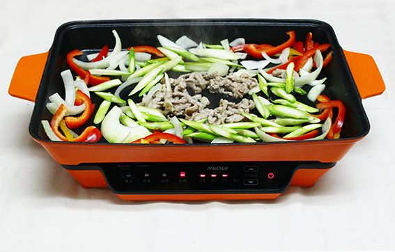 蒜頭片煎成金黃色，再將洋蔥、甜椒、蘆筍炒軟，撒上一點鹽、味淋，再播到一旁。在烤盤中間將醃好的肉絲炒香，與蔬食材料拌勻。