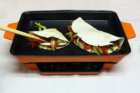 將墨西哥薄餅內層夾入步驟4的材料。最後加上莎莎醬油、香菜、檸檬切片，簡單擺盤即完成。