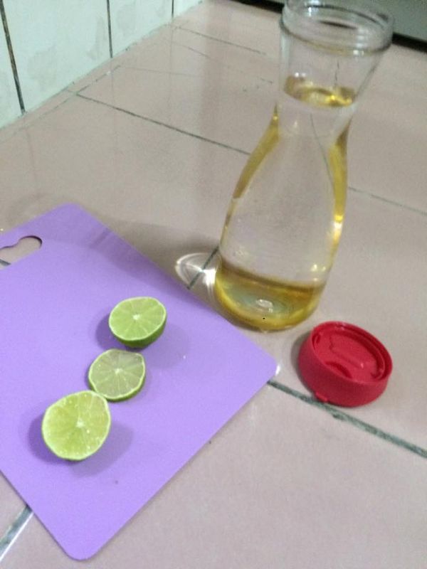 把蜂蜜拌均勻,將檸檬切片