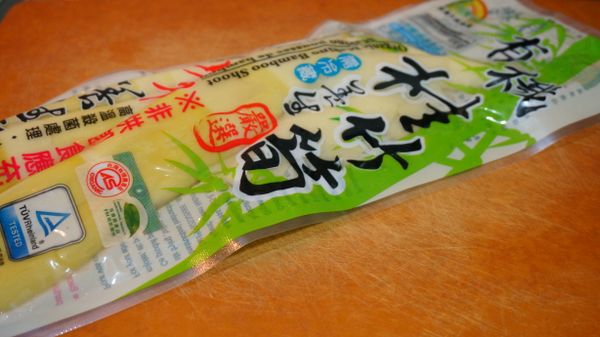 桂竹筍的部分，我買的是大賣場的桂竹筍包裝，所以取出後稍微洗淨，切成細條狀就可以直接炒。如果是買新鮮的桂竹筍請將桂竹筍對剖後，順紋切成條狀，再切成小段。另外取一鍋水煮開，加入1茶匙鹽、1茶匙糖及切好的新鮮桂竹筍，煮滾後撈起瀝乾備用。