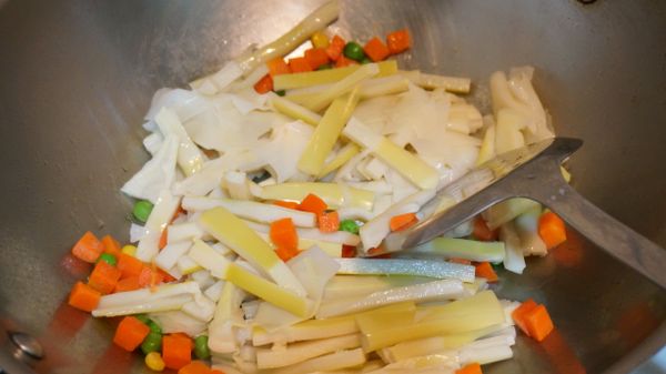 將切好的桂竹筍一起放入拌炒。