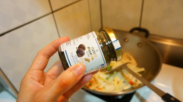 起鍋前關掉爐火，再加入黑松露醬，然後稍微拌炒幾下就可以盛盤囉~