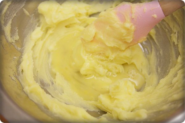 分次將蛋液倒入~~顏色會慢慢變淡!!