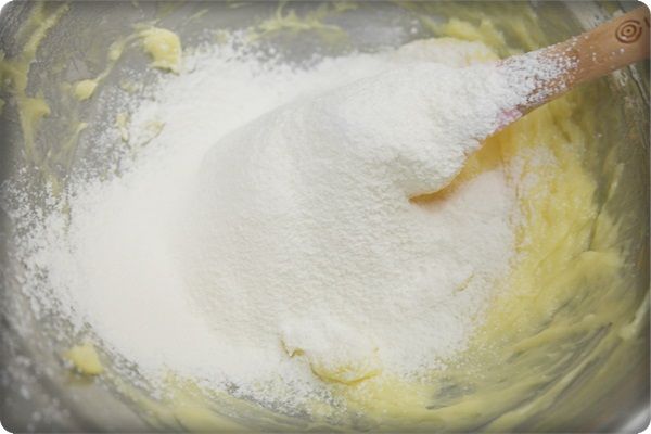 倒入過篩的麵粉及起士粉~~

以不規則的方向拌勻成麵糰!!!