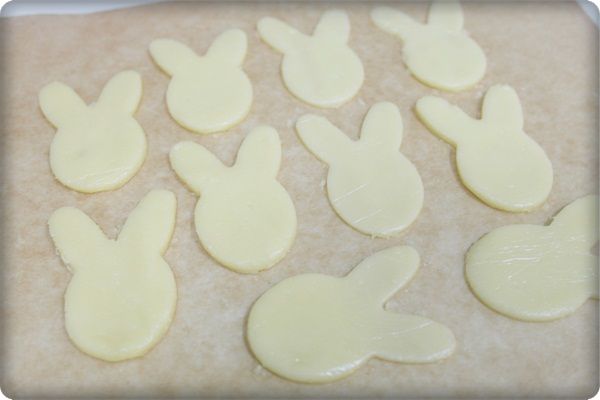 將麵團桿平後用壓模壓出餅乾形狀~~保持間隔距離!!

放入預熱150度烤箱烤約15-20分鐘至上色即可:)