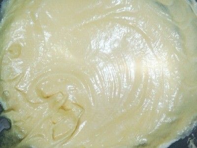 盆中放入40g的奶油，用矽膠刮刀仔細攪拌均勻後加入上白糖。
攪拌到奶油與糖完全混合後，用打蛋器取代矽膠刮刀，仔細攪拌至全部顏色泛白。