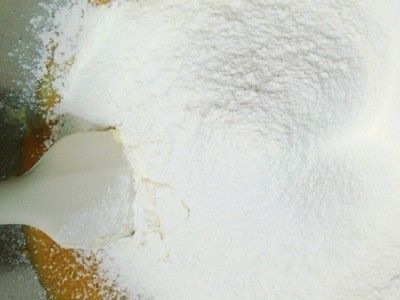 分3次加入打好的蛋液，每次加入都要仔細攪拌混合。
再把低筋麵粉加入盆中，用打蛋器確實混合所有材料，再加入焦奶油混合均勻。