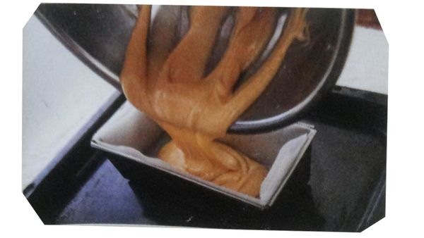 此蛋糕模(長8x寬17.5x高8cm)中鋪好烤盤紙，倒入麵糊。