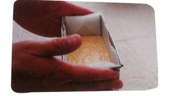 微微舉起考模，讓烤盤自然烙下，重複幾次步驟，讓麵糊變得平整。