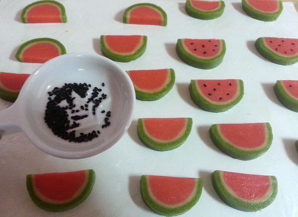 取出麵團先剖半再切片，分別撒上芝麻粒 ( 灑完我有稍微壓一下芝麻粒，避免芝麻粒烤完碰觸脫落)