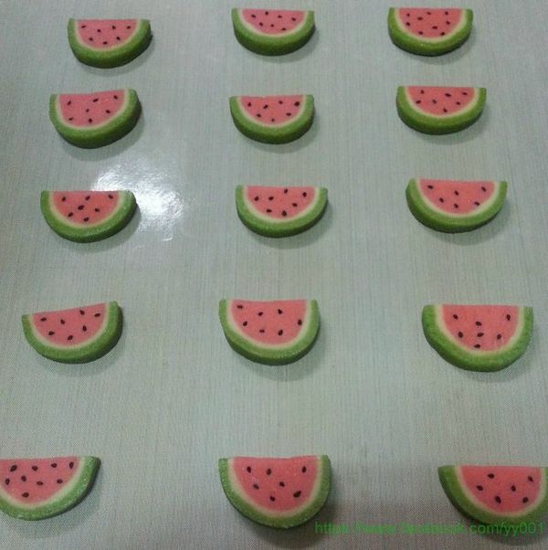 灑完芝麻的麵糰我是有再冰一下 ( 當然你也可以省略此步驟，直接進烤箱 )