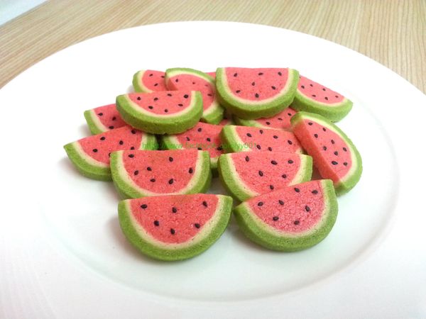 出爐後置於架上放涼後取下即可食用