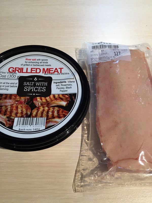 準備一塊鴨胸,一點點香料鹽或是一般的鹽