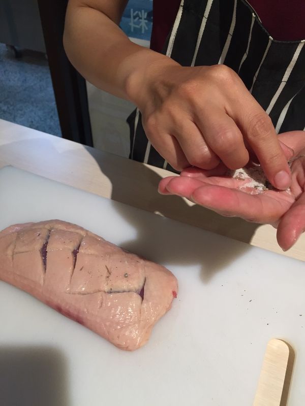 在均勻灑上鹽,兩面都要