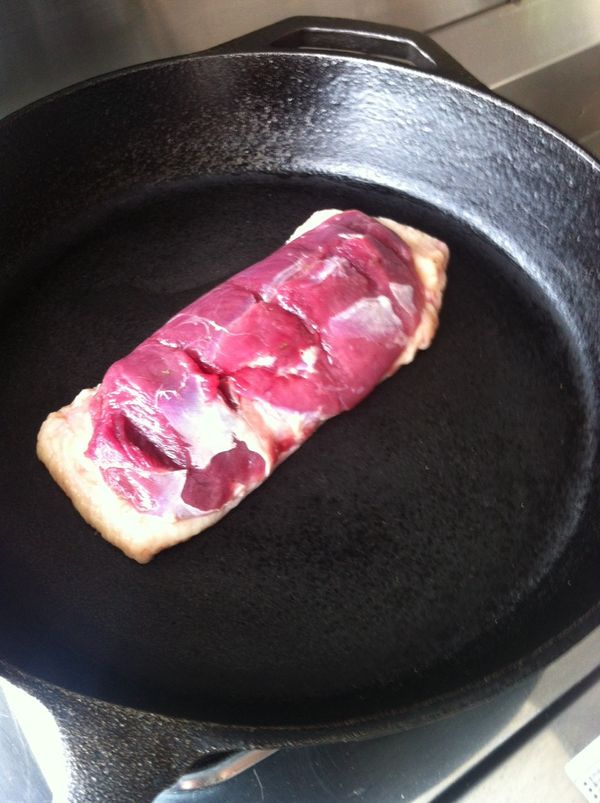 冷藏後的鴨肉,放在室溫下回溫,熱鍋中火鴨皮朝下煎至焦黃色(不放油)