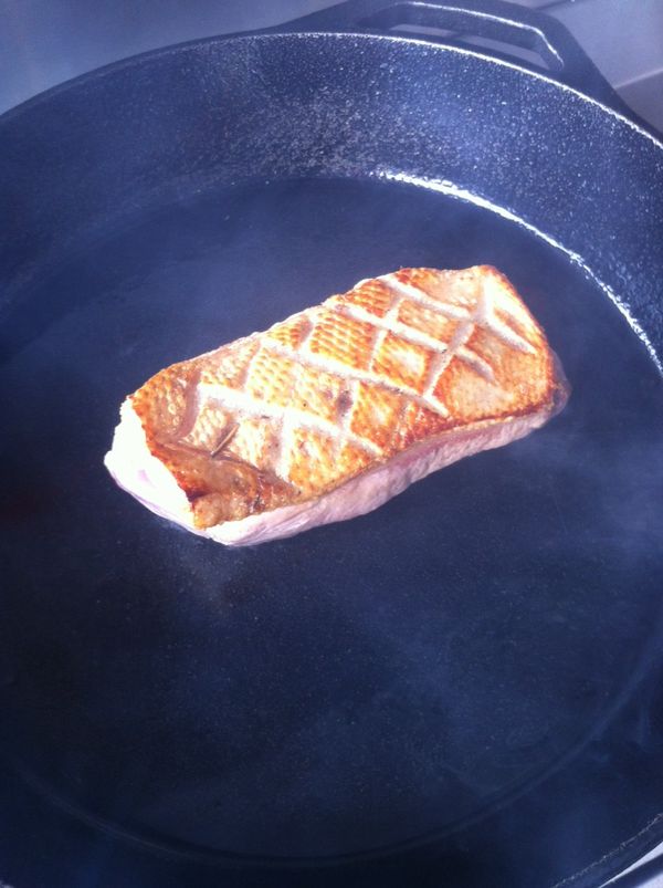 鴨皮煎好後翻面,鴨肉微煎一下