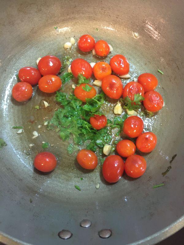 起油鍋以中火炒小蕃茄，加入5-6大匙煮麵水入鍋將蕃茄煮到皮皺，約8-10分鐘，加入蒜末、香草末拌炒均勻至有蒜末、香草香味約1分鐘