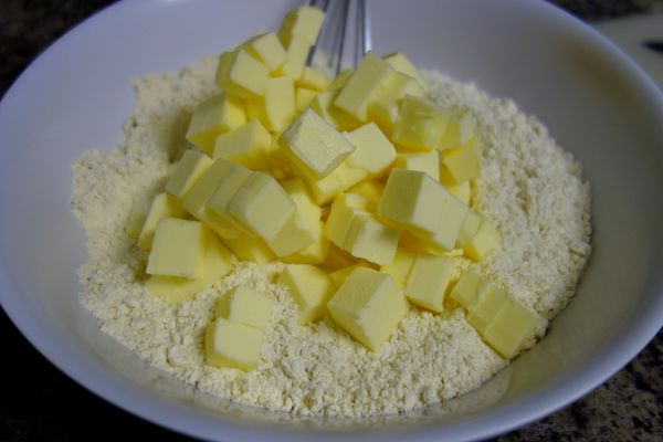 將奶油切小丁，冰回冰箱備用。量好牛奶、將蛋打散，冰回冰箱備用。