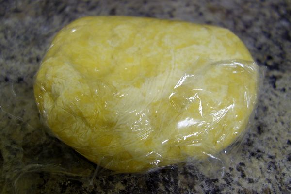 將派皮麵糰用保鮮膜包起來，按壓成一個球狀，分割成四等份用保鮮膜包好，冰進冰箱至少2個小時。沒有馬上要用的派皮麵糰就可以直接放冷凍保存。