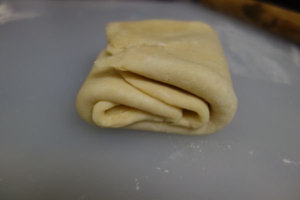 再從另一個方向折三折，成一個小方形。這個小動作可以增加派皮的層次感，烤出來的口感也會比較酥。