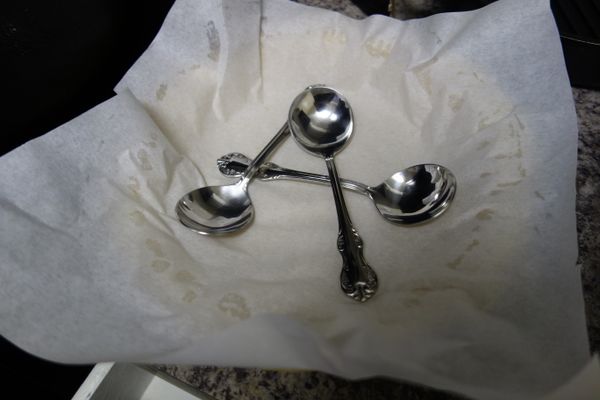 預熱烤箱 350°F。將派皮上放一層烤盤紙，放上派石或是我只放幾根銀湯匙壓住派皮，防止它烘烤時候中間澎起來，烤 10 分鐘後拿出來稍微冷卻。