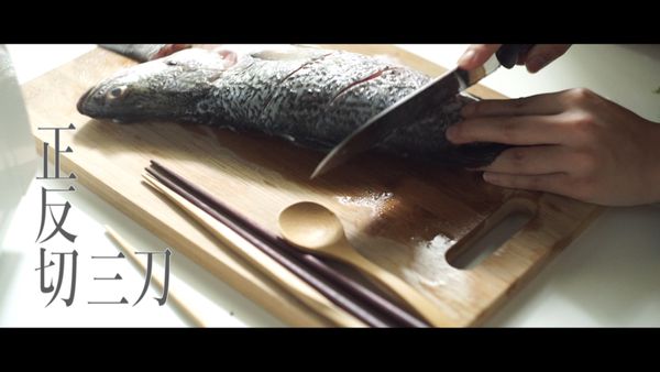 魚身兩面各斜劃3刀，然後抹鹽