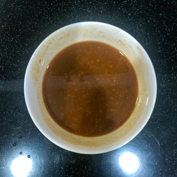 製作醬汁；取一容器，將味噌、醬油、味醂及細砂糖依序加入(吃辣的朋友可以加入辣椒粉)，攪拌均勻並讓味噌化開。