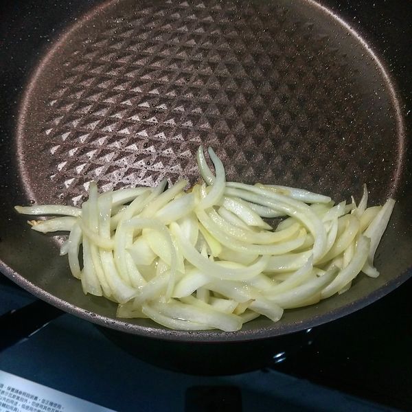 取一平底鍋，先開火預熱，倒入橄欖油(沙拉油)，接續再放入洋蔥拌炒至半透明狀。