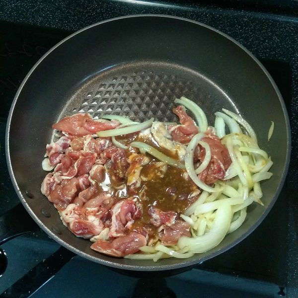 接續步驟(5)；將豬肉片及一半分量的醬料放入鍋中，緊接著中大火快速拌炒1-2分鐘。