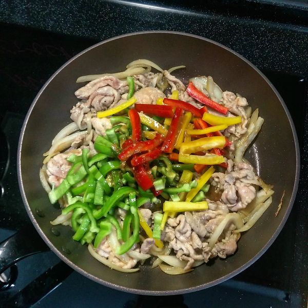 接續步驟(6)；將彩椒放入，再倒入剩餘醬汁，中大火快速拌炒1-2分鐘至稍微收汁即可盛盤，盛盤時記得灑上白芝麻粒(可省略)，完成。