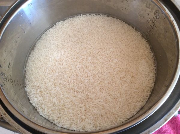糯米洗淨瀝乾，以1杯米0.7杯水的量入電鍋煮熟。