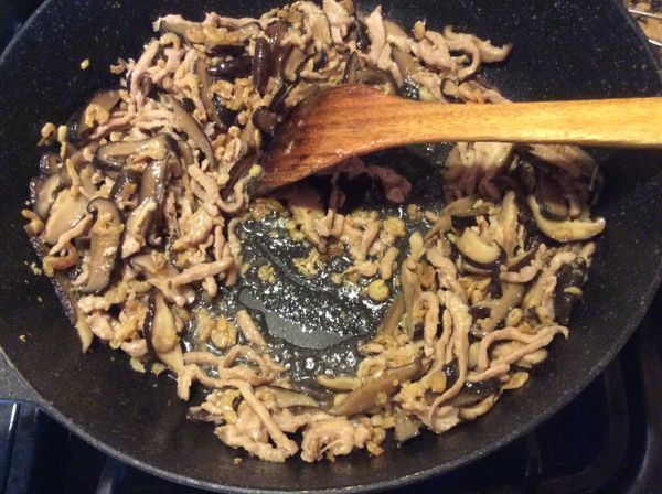 鍋燒熱，放入豬油，冷油時爆香薑末和蝦米，蝦米炒到香味出來後炒肉絲，肉絲見白後加入香菇絲炒香。