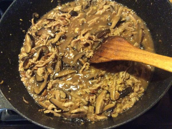 醬油膏調味，加些水分，並加油蔥酥拌勻。取出約一碗量的料備用。