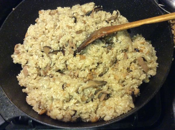 倒入糯米飯，不開火，先和其餘的料拌勻，拌勻後再加胡椒粉、鹽，開小火拌炒即可。