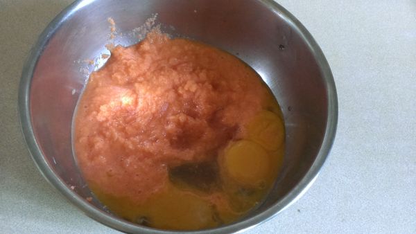 將[蛋黃麵糊]蛋黃、蜂蜜、沙拉油、養樂多與蘿蔔泥拌勻