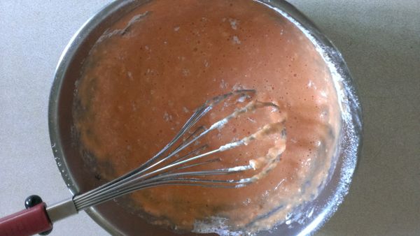 再把[蛋黃麵糊]中的低筋麵粉過篩加入，拌勻無粉粒就好，避免過度攪拌。蛋黃麵糊這樣就完成了，可以放旁邊備用