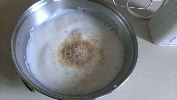 取[蛋白麵糊]中的冷藏蛋白，先打至粗泡加入1/3砂糖，繼續攪打；再次攪打到泡沫略呈細緻，再加入1/3砂糖