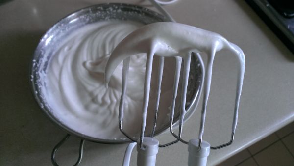 最後提起打蛋器，蛋白泡沫略呈微勾，但不會快速滴落，這樣就完成蛋白打發了
