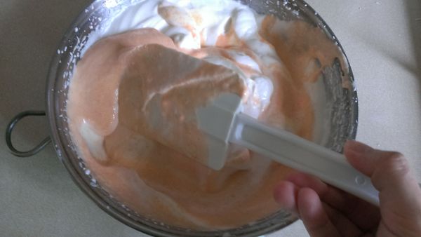 步驟6拌勻的麵糊倒入打發蛋白中，使用調拌刀已「切」、「拌」的方式，把底線麵糊翻起與上層麵糊攪拌，這時候動作要快速，避免攪拌過度消泡了