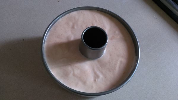 將拌好的麵糊，由高處到入模型中，把烤模在桌上敲兩下敲出大氣泡，再用竹籤在麵糊中畫8字，讓底部氣泡往上浮。送進烤箱以180度烤10分鐘，再轉160度烤30-35分鐘，竹籤插入沒有沾黏蛋糕糊就是烤熟囉!